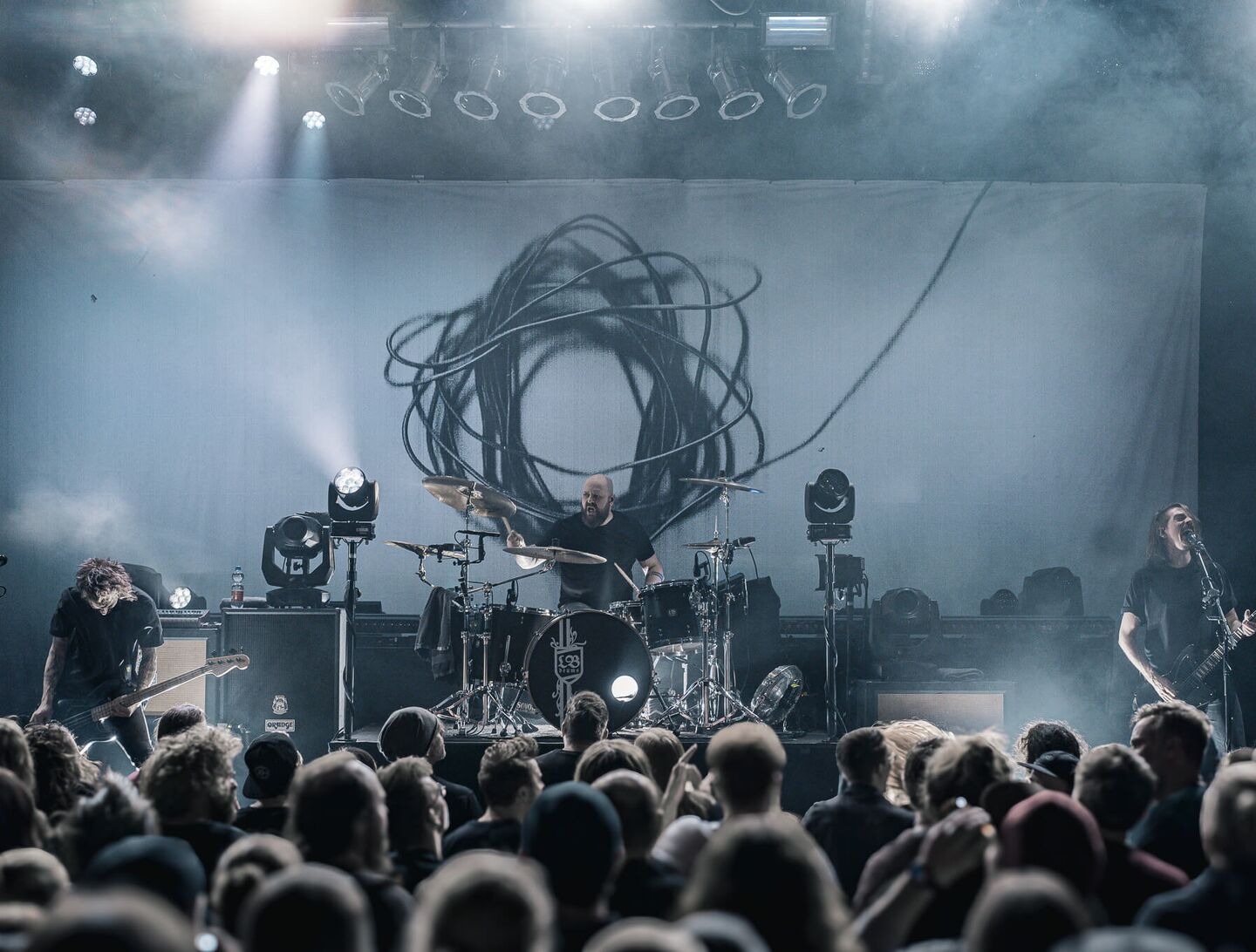 Hintergrundbild einer Bühne mit Backdrop der Band Fjort