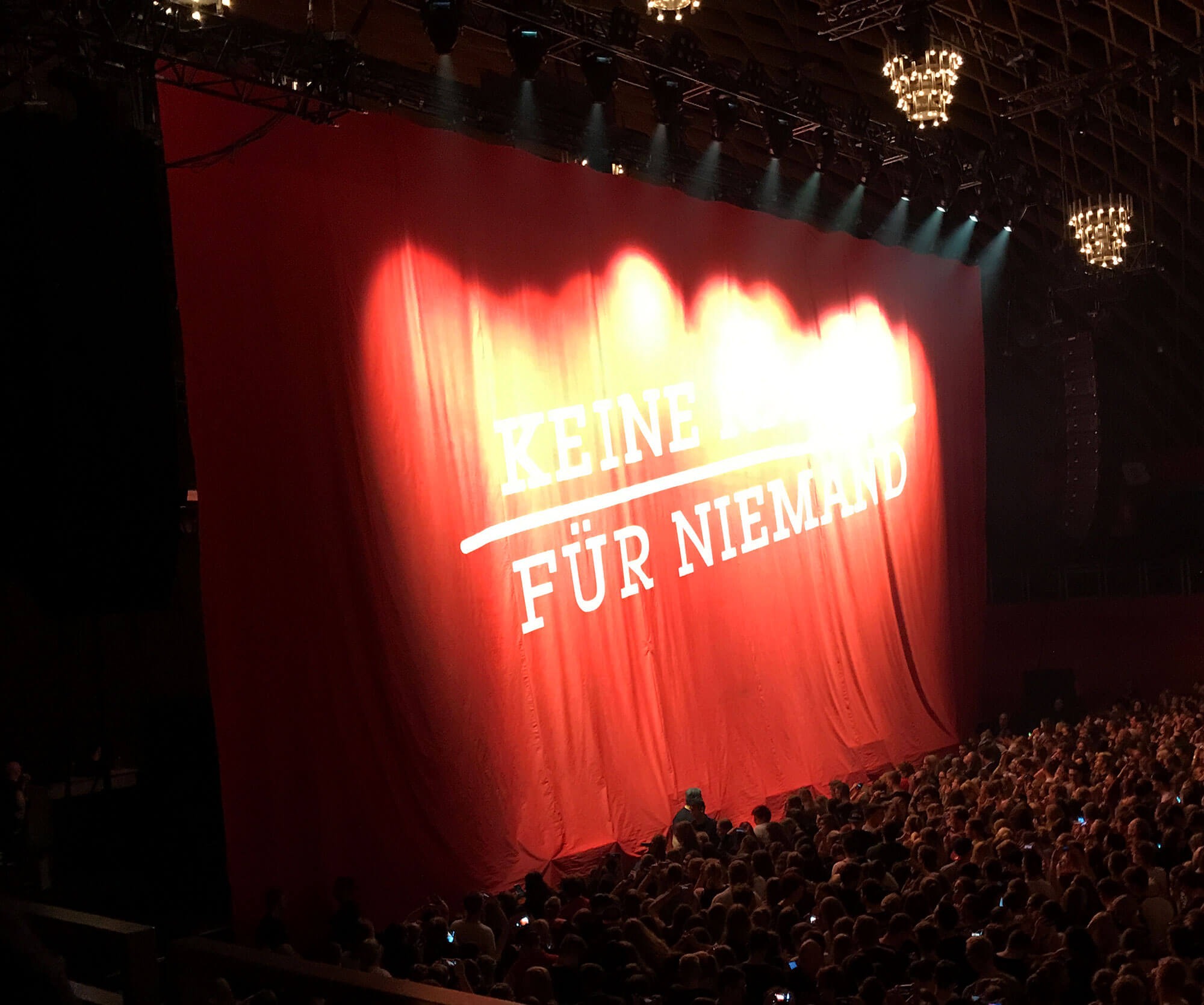 Frontdrop für die Band Kraftklub